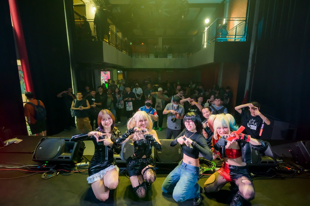 paindora_idol's tweet photo. PAiNDORA บุกงานคอสเป็นรอบที่สองแล้ว! ขอบคุณทาง Cosplay plus ที่เห็นศักยภาพของพวกเรานะคะ เป็นงานที่ได้เจอผู้คนหลากหลายมาก พวกเราต้องขอฝากเนื้อฝากตัวทุกคนอีกทีด้วยนะคะ ในเดือนนี้ยังมีอีก 4 งานรออยู่ หวังว่าจะได้เจอทุกคนอีกนะคะ🤘🏻

#PAINDORA_IDOL #ペインドラ #PAINDORA #IDOL #THAIIDOL https://t.co/UdiLdnrvla
