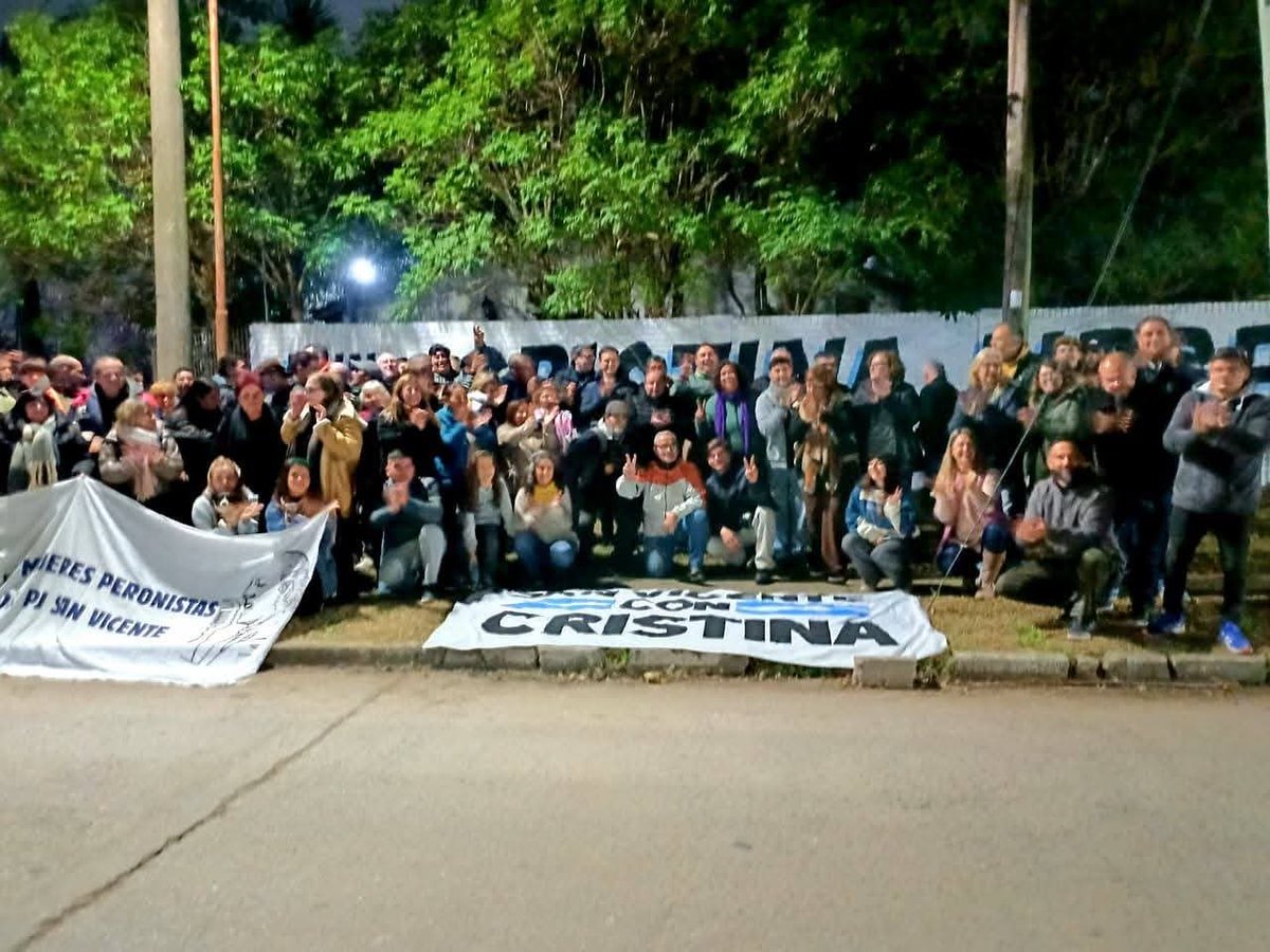 HebeLencina's tweet photo. 🇦🇷 Porque es 𝗜𝗡𝗢𝗖𝗘𝗡𝗧𝗘 pedimos 𝗖𝗥𝗜𝗦𝗧𝗜𝗡𝗔 𝗟𝗜𝗕𝗥𝗘.

A un año de la injusta condena y proscripción de @CFKArgentina nos reunimos con  nuestro int @nico_mantegazza con  Diego Barrales, compañerxs, vecinxs para reflexionar juntos y pedir la liberación de Cristina. https://t.co/9o30vSDcZt