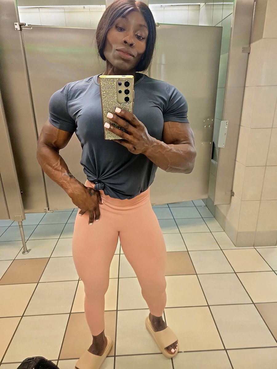 mizztreasure's tweet photo. Toronto here i #Wbb #tronto #iseeyou #femalemuscle #femdom #lifestyle #curves #hardbody https://t.co/4xPmcuxeqa