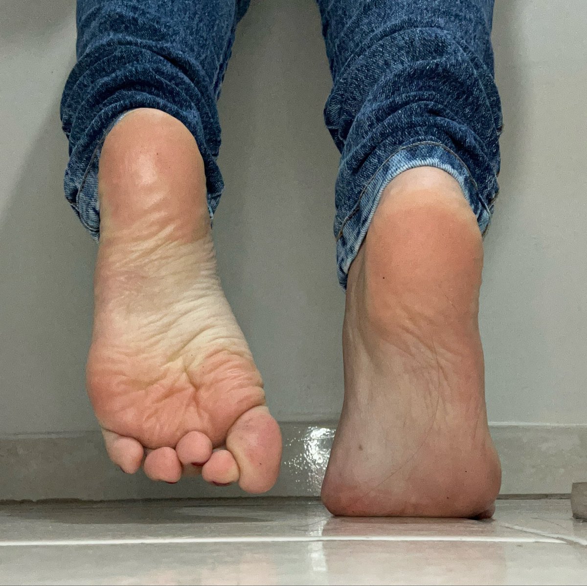 SoftGoddessSol's tweet photo. Dinner is served 😋

#soles #findom https://t.co/kX6w6nYYWw