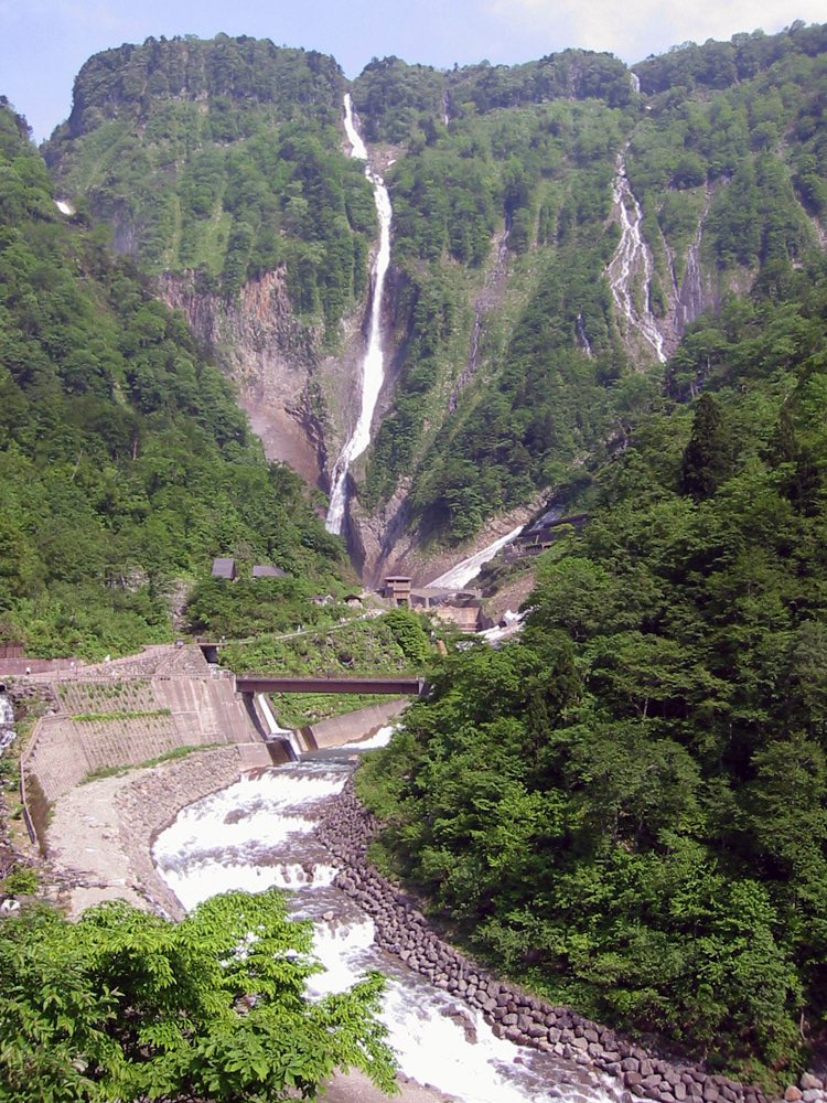 sy10153's tweet photo. おはようございます。😃
6/12富山は西の弱風で晴れてます。☀️
立山連峰は2000m付近からの雲に覆われ主峰級は見えませんが、鍬崎山、大辻山、来拝山が見えてます。😄
今日の画像は2004/06/05称名滝への道路の展望ベンチから見る水量の多い称名滝とハンノキ滝です。
#マイあさ https://t.co/RqkF5sS8Mn