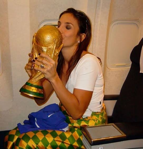 AcessoSangalo's tweet photo. Curiosidade: Ivete Sangalo e Rihanna são as únicas cantoras a segurarem a taça da Copa do Mundo; o que é permitido apenas para jogadores campeões mundiais e chefes de Estado 🏆🔥
#FIFAWorldCup https://t.co/n9xq5vHIiN