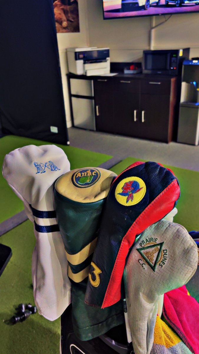 justfuckingyoda's tweet photo. At your member-guest - go so hard, people hate your guts as soon as they see you.

“Look at this fucking prick.”

Day one, do a whole Raynor outfit: Fishers shirt, Yeamans belt, Chicago hat.

Day two - all Ross: Oakland, Seminole, Oak Hill.

Top 50 headcovers only.

Not a trace of your home club(s) - Touristmaxx the shit out of them.