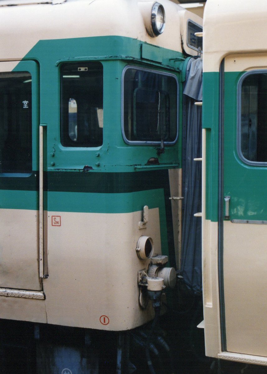 yamimen58's tweet photo. キハ58 120
JR東日本 新津運転所所属
1994年8月15日 新潟駅

新潟駅で撮影中、不意に入線してきたカーペット編成。
「停車時間わずかです」のホームアナウンス。
とにかく慌てて撮影しました。
中間のキハ58 120、この2枚が精一杯でした。 https://t.co/Xlt7k8Xio9