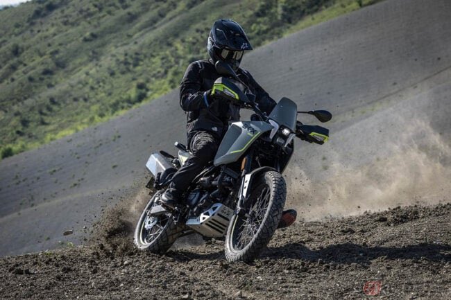 PutiMotor's tweet photo. 🇮🇹ベネリが、新型アドベンチャーバイク「BKX 300」を発表。

排気量292.4ccの水冷4ストローク単気筒エンジンを搭載。

フロントに倒立フォーク、リアにモノショック。

フロント19インチ、リア17インチのスポークホイールを採用

【車重/シート高/出力】
165kg/837mm/29.2 PS

https://t.co/y6PiUfwIVE https://t.co/8ZqqGw9VLw