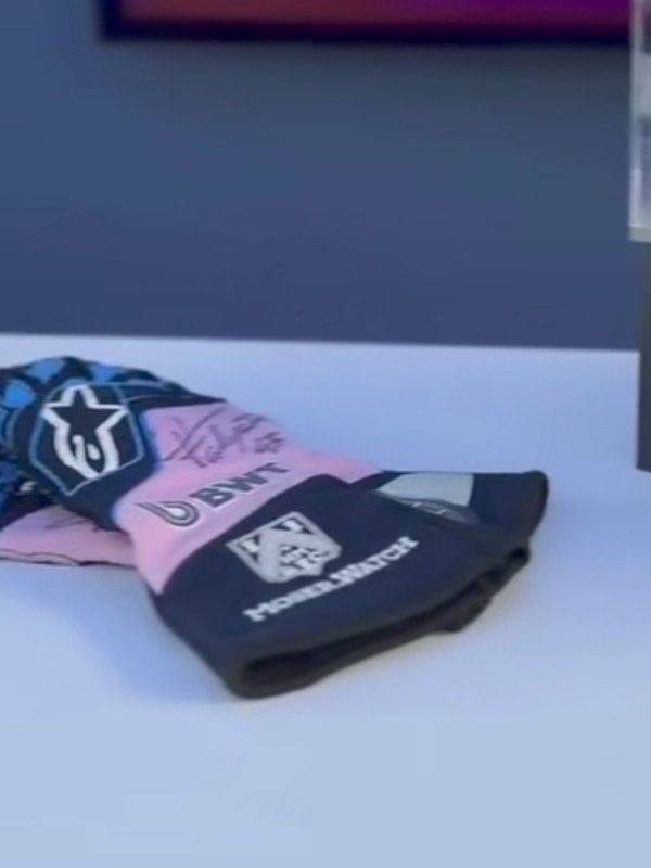 ColapintoFiles's tweet photo. Franco Colapinto dejó unos guantes firmados para la asociación benéfica de Charles Leclerc en honor a Jules Bianchi ❤️‍🩹 https://t.co/CLKFiiVy2L
