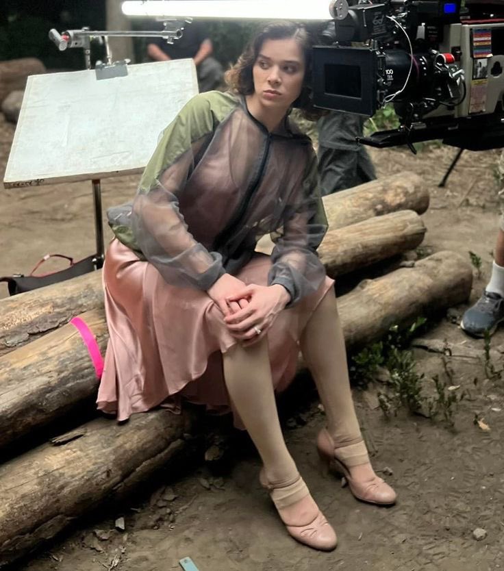 haizsweett's tweet photo. adoro essas fotos da hailee no set de sinners https://t.co/iuDmEtlSjJ