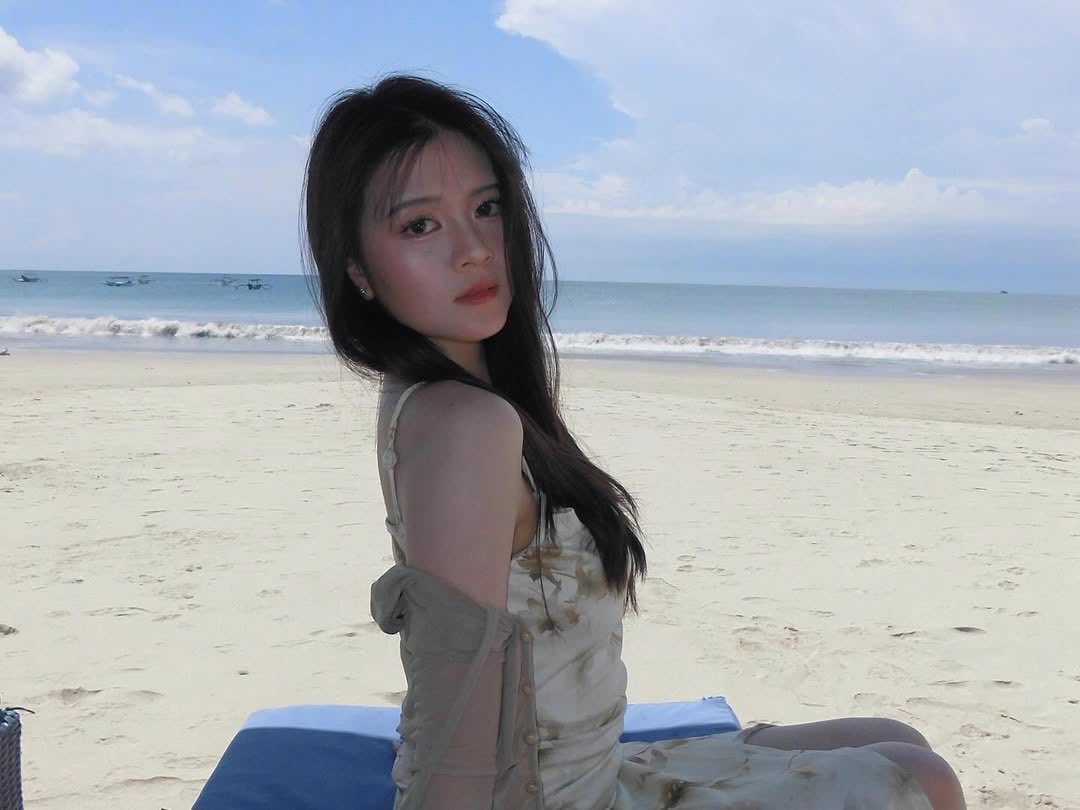 VisualJKT48's tweet photo. Gadis yang paling cantik di pinggiran pantai 🏖️🤍

IG : jkt48.christy https://t.co/pQmS33kEfZ