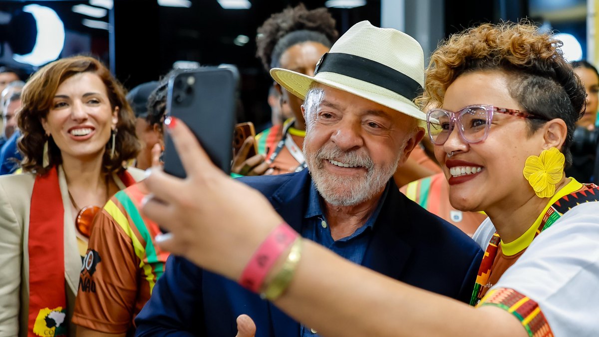 LulaOficial's tweet photo. Encerrei o dia de trabalho desta quinta na abertura do III Encontro Nacional de Mulheres Quilombolas, no Gama (DF). Um evento que reúne mais de 500 lideranças de 24 estados e delegações internacionais para debater direitos territoriais, justiça climática e democracia.

Lá, anunciamos uma série de medidas de regularização fundiária e de crédito habitacional que beneficiam mais de 2,9 mil famílias. Entre elas, entregamos 18 títulos de domínio para oito territórios quilombolas. Com isso, chegamos à marca de 74 títulos emitidos desde 2023, beneficiando 8.317 famílias.

Uma medida de reparação histórica com os povos quilombolas. ❤️

📸 @ricardostuckert