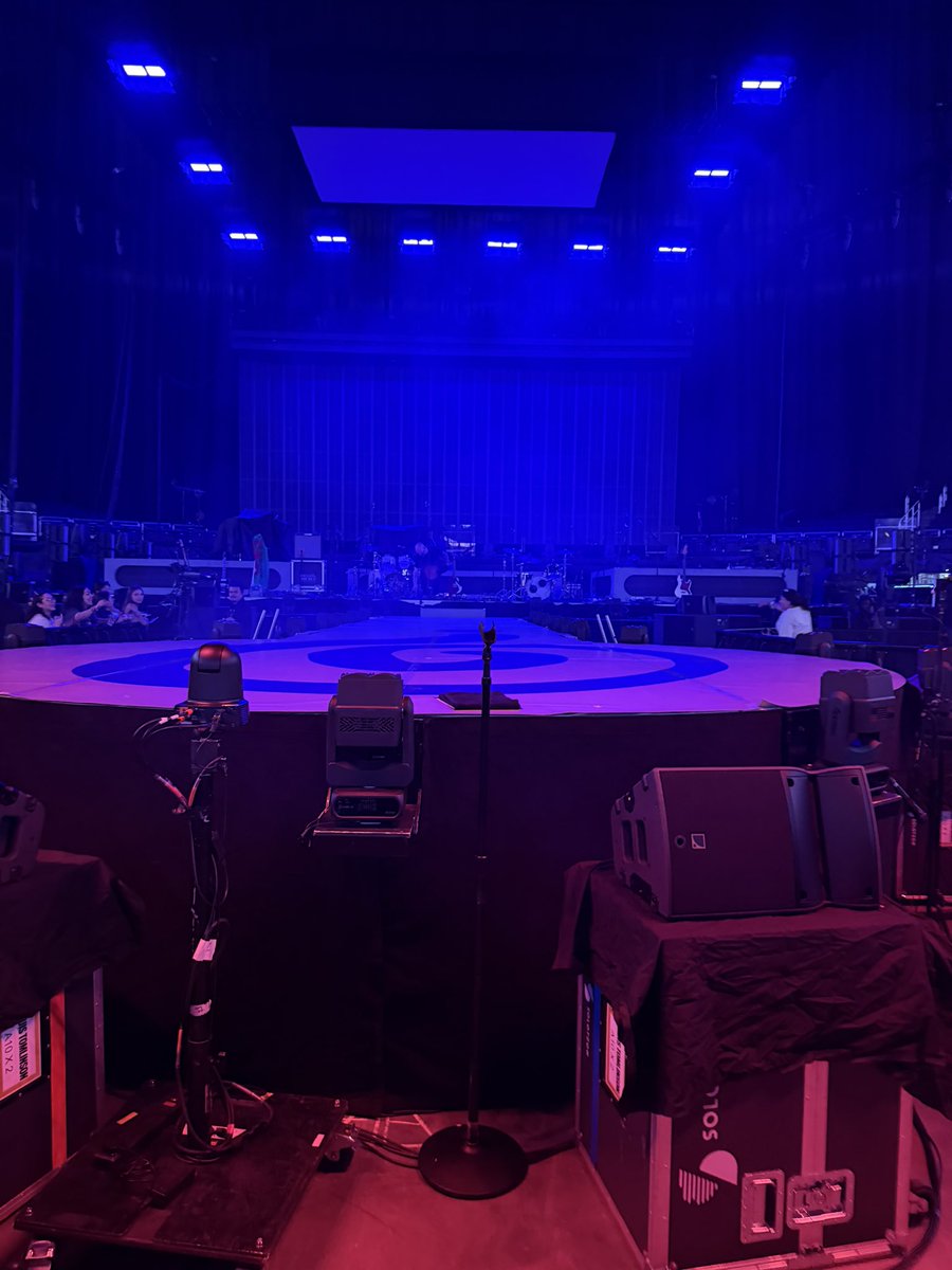 purpleroberry's tweet photo. MADE IT TO CENTER BARRICADE GOODBYE WORLD 😭😭🙏🏻🙏🏻 https://t.co/yac2gBmx4I
