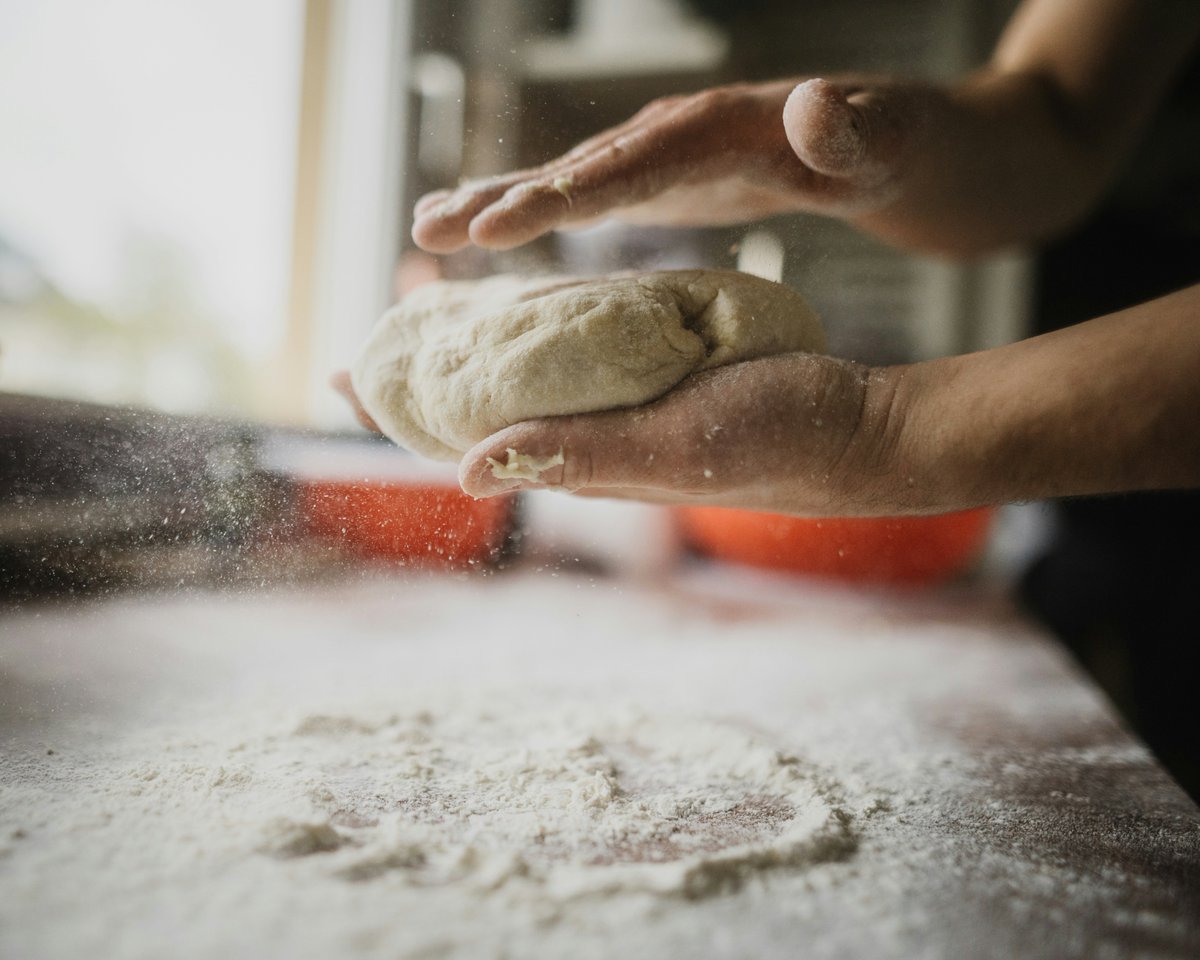 munsamolinos's tweet photo. 🧠🍞 La ciencia detrás del horno: ¿Por qué amasar pan reduce el estrés?

Hacer pan desde cero se ha convertido en una de las actividades favoritas de quienes buscan un pasatiempo con propósito.

🔴 Haz clic aquí para ver el artículo completo: 👉 https://t.co/KSBmYP3Jgl https://t.co/menfISFkUg