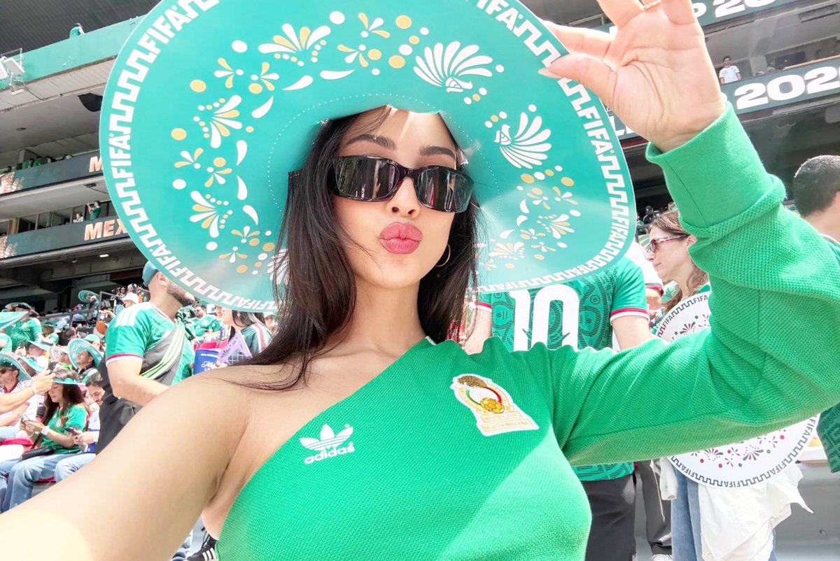 Mariachaconi's tweet photo. La señorita Chacón, apoyando a México 🇲🇽🫶

#mariachacon #seleccionmexicana
#mundialdefútbol https://t.co/fqb8AX1zTo