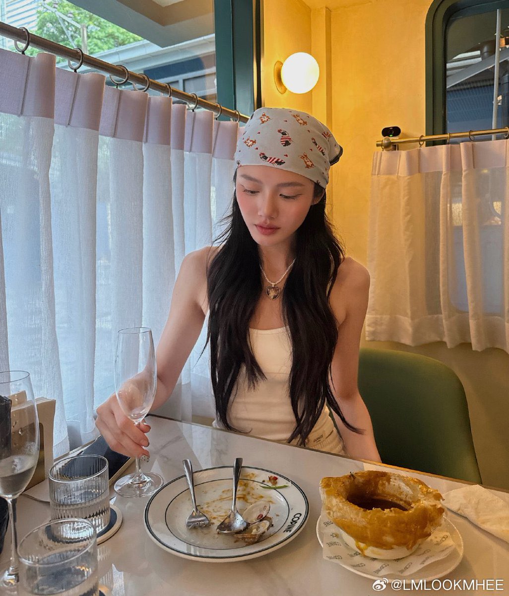 chalottys's tweet photo. she’s so pretty 🫠 https://t.co/S5NdFOEOBY