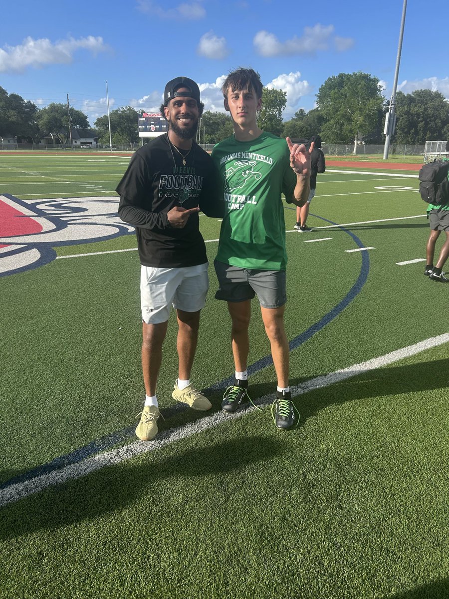 LeoJRodgersIV's tweet photo. Thank you @WeevilFootball for having me out at yalls camp today!! I competed and got better. Thank you @CoachZayCross for the coaching 💯

@SamAnderson_21 @SamMoraJr @CoachFrost12 @coach_mcdowell @CoachGGoff #AGTG https://t.co/Aztt2DL8Xt
