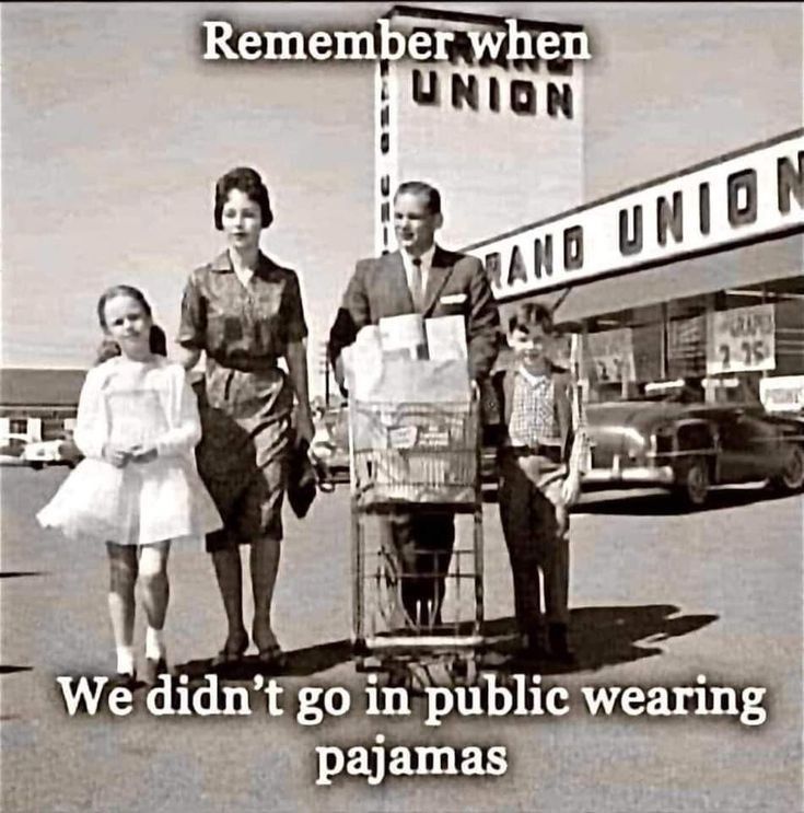HappyMotorhead's tweet photo. 😁🔻🔴🔺️😂🔻🔴🔺️😀🔺️🔴🔻🤣
"Remember when families actually got dressed to go grocery shopping? Pajamas in public — acceptable today or fashion crime? 😏"
#RememberWhen #Nostalgia #ThrowbackThursday #OldSchoolValues https://t.co/ZaN6ka4Pe6