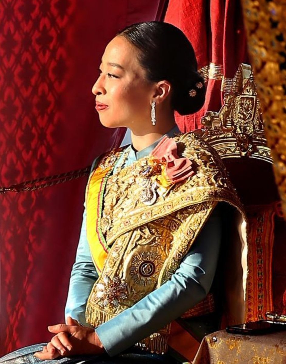 joe_black317's tweet photo. การถวายน้ำสรงและถวายสักการะพระศพ #พระองค์ภา 

ประกาศสำนักพระราชวัง
เรื่อง การถวายน้ำสรงและถวายสักการะพระศพ สมเด็จพระเจ้าลูกเธอ เจ้าฟ้าพัชรกิติยาภา นเรนทิราเทพยวดี กรมหลวงราชสาริณีสิริพัชร มหาวัชรราชธิดา

ด้วยสำนักพระราชวังได้รับพระราชทานพระบรมราชานุญาต ในการเข้าถวายน้ำสรง และถวายสักการะพระศพ สมเด็จพระเจ้าลูกเธอ เจ้าฟ้าพัชรกิติยาภา นเรนทิราเทพยวดี กรมหลวงราชสาริณีสิริพัชร มหาวัชรราชธิดา ดังนี้

1. พระราชทานพระบรมราชานุญาตให้ประชาชนทั่วไปเข้าถวายน้ำสรงพระศพ สมเด็จพระเจ้าลูกเธอ เจ้าฟ้าพัชรกิติยาภา นเรนทิราเทพยวดี กรมหลวงราชสาริณีสิริพัชร มหาวัชรราชธิดา เบื้องหน้าพระรูป ซึ่งประดิษฐาน ณ ศาลาสหทัยสมาคม ในพระบรมมหาราชวัง ในวันเสาร์ที่ 13 มิถุนายน พุทธศักราช 2569 ตั้งแต่เวลา 08.30 น. ถึงเวลา 12.00 น.

2. พระราชทานพระบรมราชานุญาตให้ประชาชนทั่วไปเข้าถวายสักการะเบื้องหน้าพระรูป ณ ศาลาสหทัยสมาคม ในพระบรมมหาราชวัง ทุกวัน เวลา 08.30 น. - 16.00 น. เริ่มตั้งแต่วันอาทิตย์ที่ 14 มิถุนายน พุทธศักราช 2569 ในการนี้ ได้จัดสมุดหลวงลงนามถวายความอาลัยไว้ ณ ที่นี้ด้วย

3. พระราชทานพระบรมราชานุญาตให้ประชาชนเข้าถวายสักการะพระศพ ณ พระที่นั่งพิมานรัตยา ภายหลังจากการพระราชพิธีทรงบำเพ็ญพระราชกุศลครบ 15 วัน ทุกวัน เวลา 14.00 น. - 21.00 น. เริ่มตั้งแต่วันเสาร์ที่ 27 มิถุนายน พุทธศักราช 2569

4. พระราชทานพระบรมราชานุญาตให้ราชสกุล ราชนิกูล คณะองคมนตรี คณะรัฐมนตรี คณะบุคคล ส่วนราชการ รัฐวิสาหกิจ ภาคเอกชน และประชาชนทั่วไป ร่วมเป็นเจ้าภาพบำเพ็ญพระกุศลสวดพระอภิธรรมพระศพ ภายหลังจากการพระราชพิธีทรงบำเพ็ญพระราชกุศลครบ 100 วัน

จึงประกาศมาให้ทราบโดยทั่วกัน

สำนักพระราชวัง
12 มิถุนายน พุทธศักราช 2569