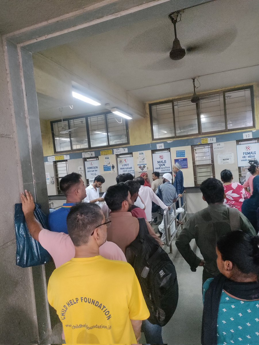 manish_353's tweet photo. Patients &amp; relatives queue from 5–6 AM at B.Y.L. Nair Hospital, Mumbai, yet case paper counters often open at 7:20–7:30 AM instead of 7 AM and close sharply at 11 AM. Why must common citizens suffer? Kindly intervene. @mybmc @mybmcHealth @CMOMaharashtra #PatientRights #Mumbai https://t.co/fjLBeg485b