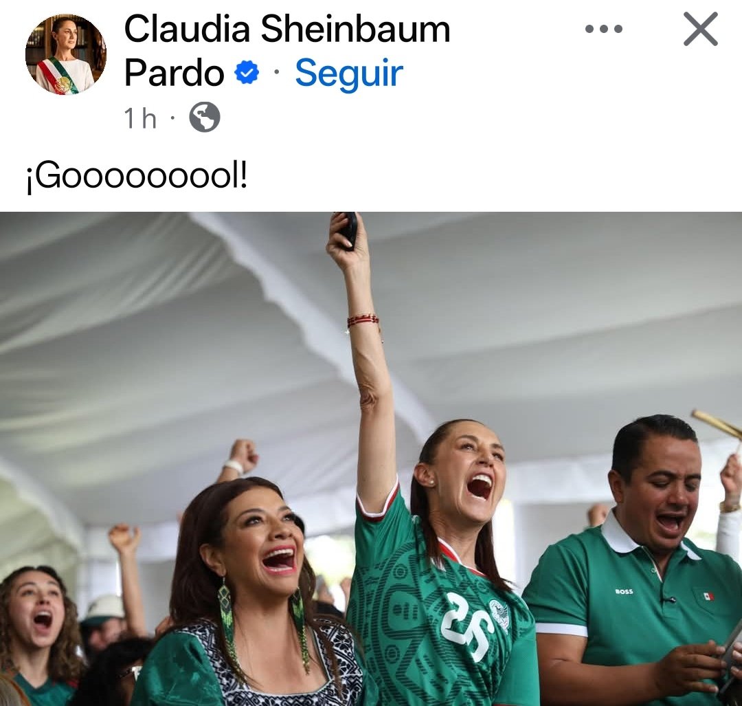 AlexBaks82's tweet photo. Apuesto lo que quieran a qué la doña en su vida ha visto un partido de futbol.
Lástima que le dió miedo ir al estadio por la rechifla. https://t.co/3mMVgABBoM
