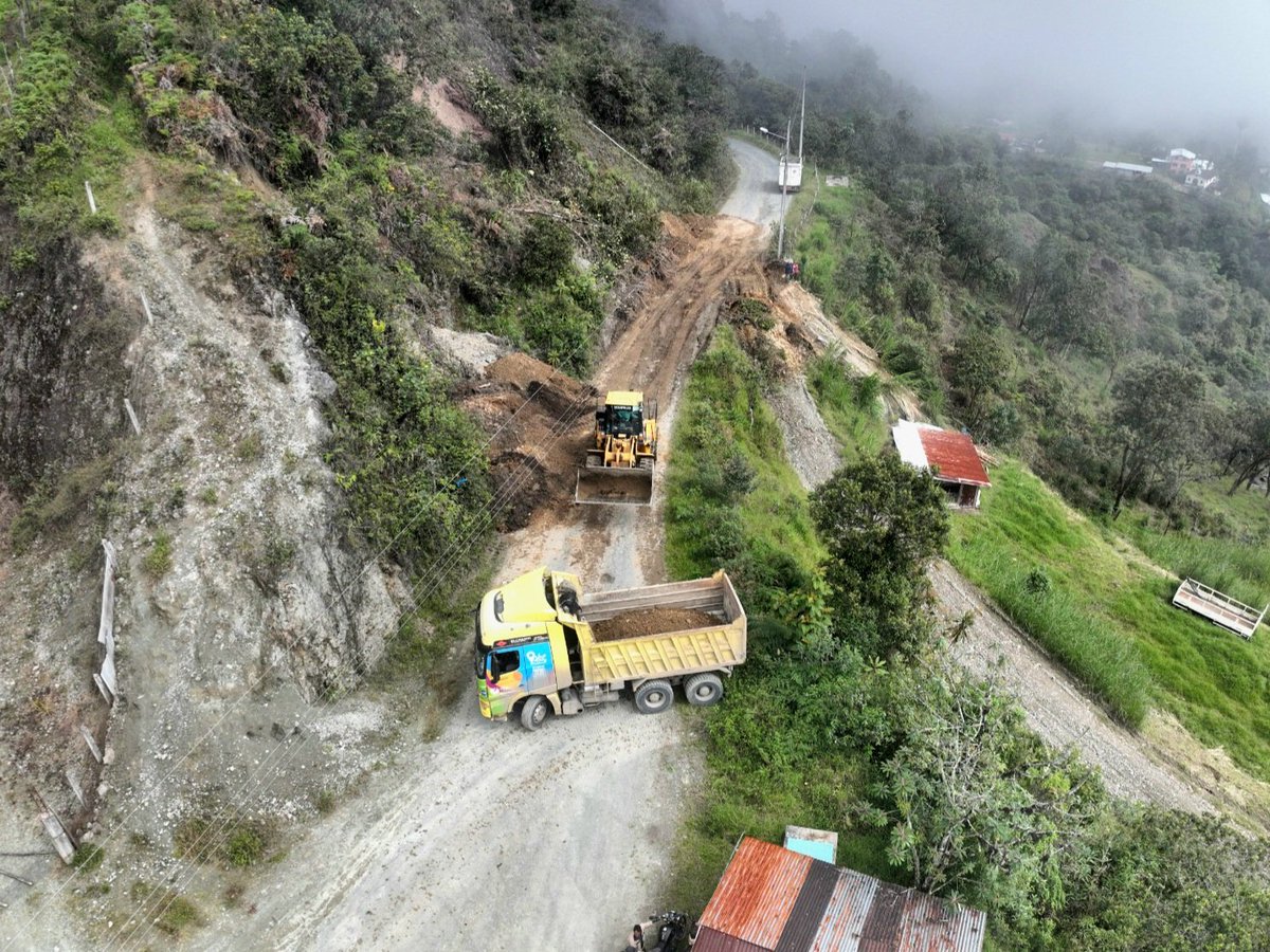 AzuayPrefectura's tweet photo. #EmergenciaVial 🚨

📌 Realizamos la limpieza de la vía Granda Centeno, en el sector Guayllo de la parroquia #Molleturo. 👷🚜

Con nuestra Dirección de Obras Públicas y la Coordinación de Riesgos, desplegamos una cargadora, un volquete y personal técnico... https://t.co/r53RHlCK6z
