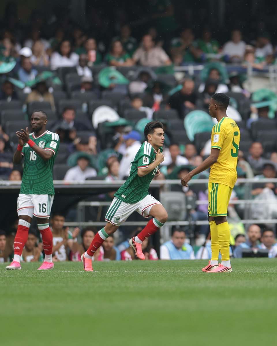 miseleccionmx's tweet photo. ¡Debut de ensueño! 💚✨

17 años y acaba de jugar su primera Copa del Mundo... ¡Gilberto Mora ya es histórico! 👏🥹🇲🇽 #SomosMéxico https://t.co/0YZon1i8vj