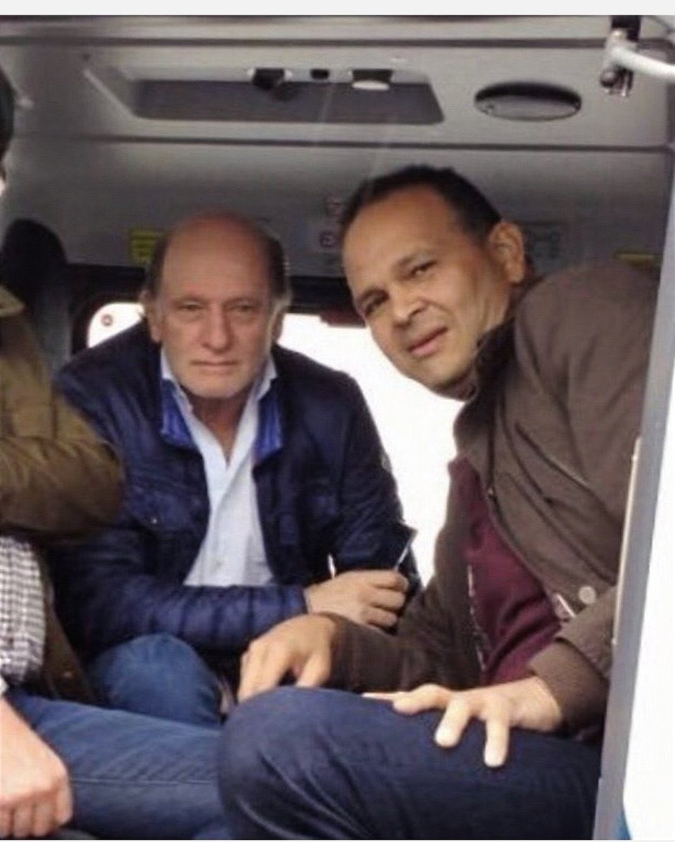 mnlzbl's tweet photo. @FernanMartinez Claro... Usted con sus fotos célebres con Narcos tampoco podría decir ni mierda. https://t.co/KHJbJ61epv