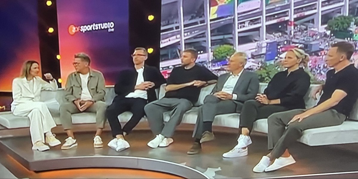 NewsWatchHH's tweet photo. @EtienneToGo Zumindest trägt Streich keine weißen Schuhe. https://t.co/QkzBy8P6QL