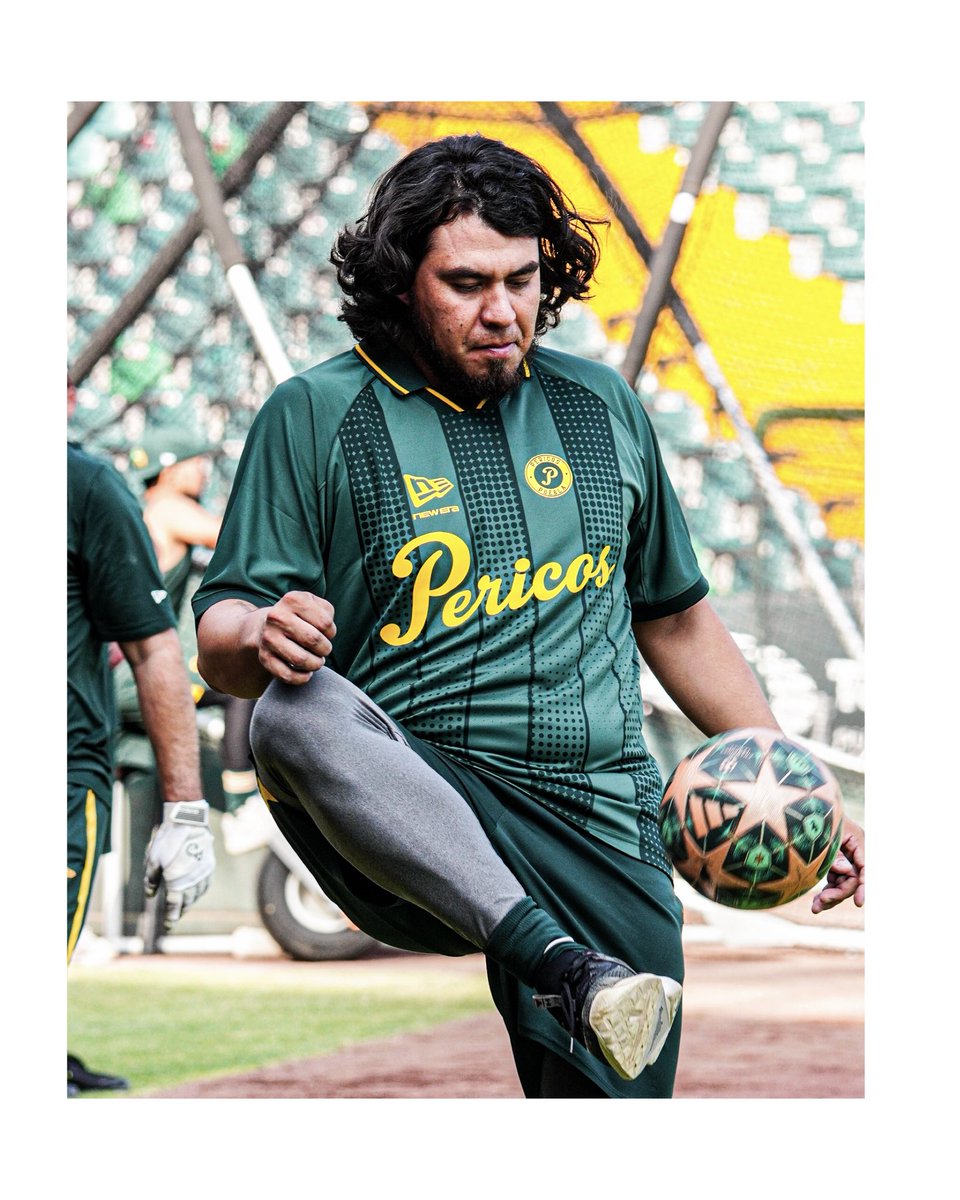 Pericos_Oficial's tweet photo. 🇲🇽⚾ ¡Hoy ganó México y nuestros emplumados lo saben usando la LMB Soccer Collection x New Era!🦜👊🏼

La Novena Verde vuela con orgullo portando los colores que nos unen, porque dentro y fuera del diamante se vive el #ModoPericos 🟢🙌🏼 https://t.co/tbl7Xeu3cr