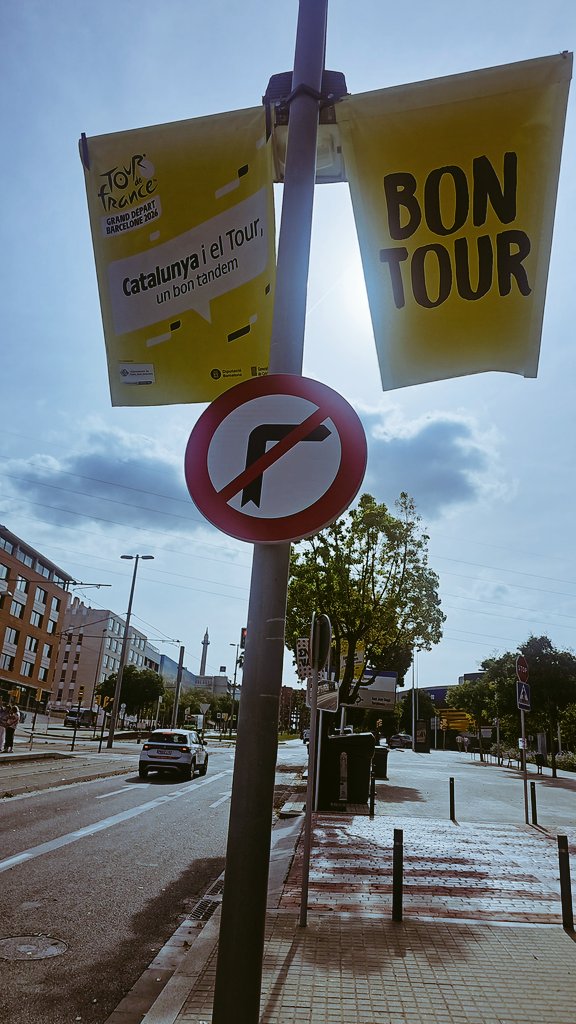 FX_bcn's tweet photo. Primavera Sound,  visita del Papa, Formula 1 i després ... Le Tour,  que no pari mai la festa a Barcelona,
#juneonfire https://t.co/UearyE7Uc4