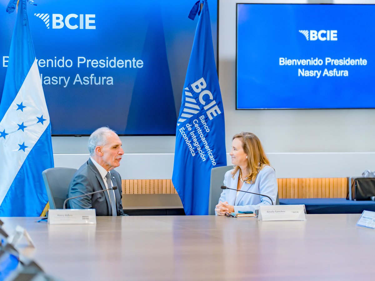 hnpresidencia's tweet photo. Honduras continúa avanzando en la ejecución de proyectos estratégicos para el desarrollo nacional.

El presidente Nasry Asfura sostuvo una reunión de trabajo con la presidenta ejecutiva del BCIE, Gisela Sánchez, para dar seguimiento a una cartera de inversión superior a $ 1600 millones destinada a infraestructura vial, hospitales, agua potable, energía y resiliencia climática.

Entre los proyectos destacados figuran:

- Corredor turístico La Barca–La Ceiba
- Libramiento Anillo Periférico–CA-5 Sur
- Carreteras Danlí–Trojes y Ojo de Agua–Cantarranas
- Hospitales de Choluteca y Tocoa
- Recuperación del Lago de Yojoa
- Represa de Quiebramontes
- Teleférico de Tegucigalpa

La reunión reafirma la confianza del principal banco de desarrollo de la región en Honduras y en la agenda de crecimiento impulsada por el Gobierno del presidente Nasry Asfura