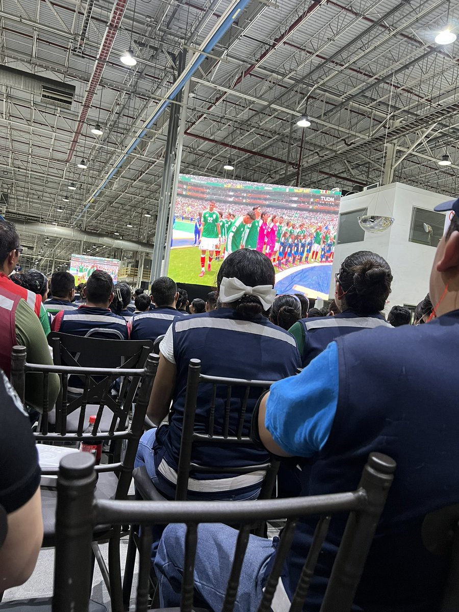 10Salfonck's tweet photo. Todo bien pero pusieron la transmisión de @TUDNMEX y casi me duermo,nadie como el @GarciaPosti y @martinolimx @medranoazteca una lágrima lo de @DavidFaitelson_ @Andres_Vaca_ tristísima su narración @AztecaDeportes los extrañe https://t.co/JHmrARDEqT
