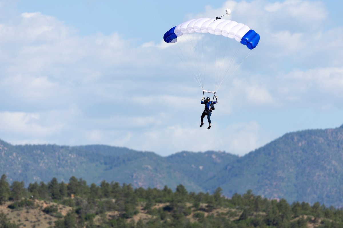af_academy's tweet photo. 🪂 𝗣𝗿𝗲𝗰𝗶𝘀𝗶𝗼𝗻. 𝗗𝗶𝘀𝗰𝗶𝗽𝗹𝗶𝗻𝗲. 𝗧𝗲𝗮𝗺𝘄𝗼𝗿𝗸.

The Wings of Blue continue to sharpen their skills through training jumps, building the confidence and expertise required to represent #USAFA in the air and on the ground.

#USAFA #LongBlueLine #Airmanship #Skydiving https://t.co/Vms6h7epXi