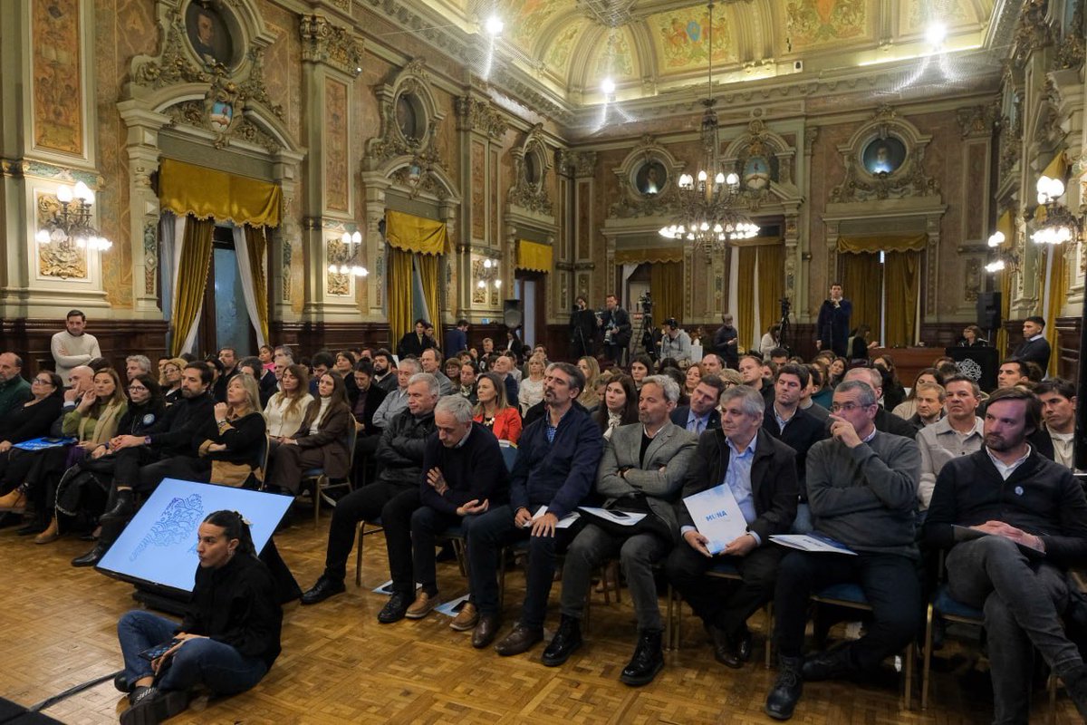 BMeglia's tweet photo. ¡MUNA sigue sumando municipios bonaerenses! 🤝💙

Acompañamos al gobernador @Kicillofok, a la vicegobernadora @magariovero, a los ministros @larroqueandres y @flaviaterigi, a @RafaelUNICEF, el representante de @UNICEFargentina, e intendentes, en la firma y adhesión de 40 municipios al programa “Municipio Unido por la Niñez y la Adolescencia” (MUNA).