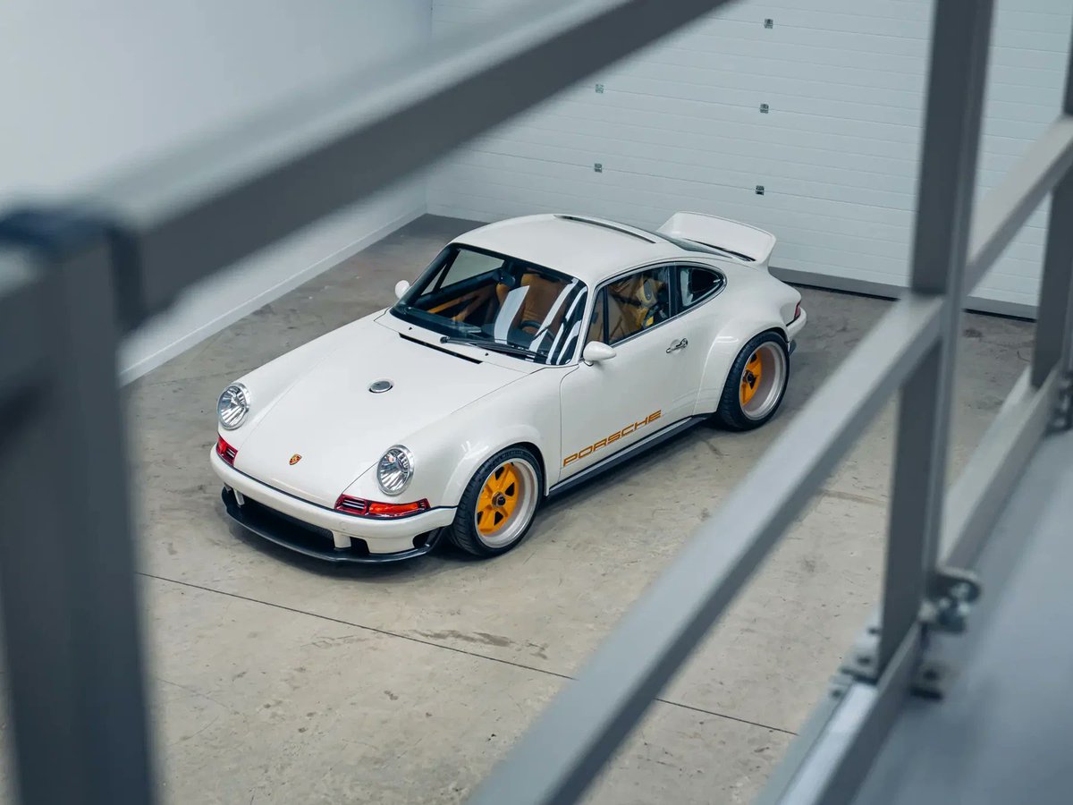 GRAVEIFICATION's tweet photo. @AlexChrist65917 @MarathonTheGame its too too good, main reason i made them my brand colors is due to this porsche actually xD https://t.co/fnJFq2mpi8