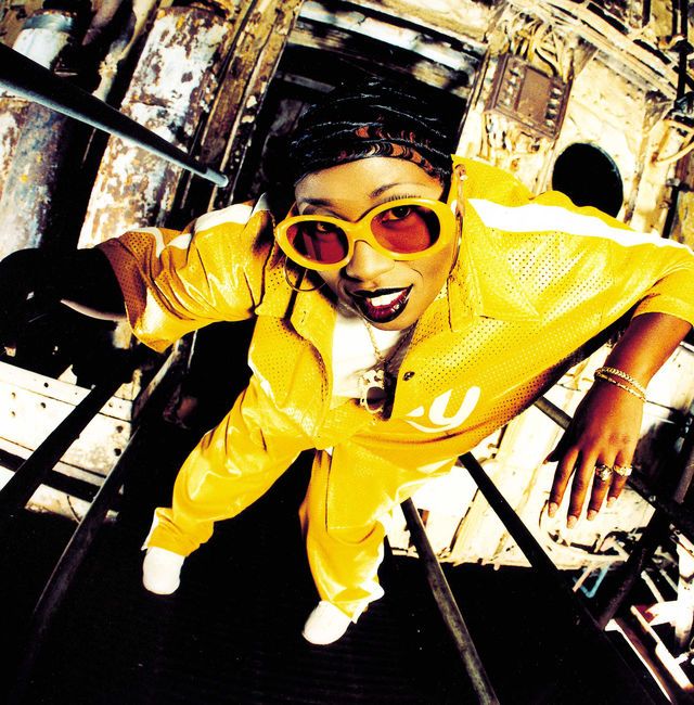 WTFMissyElliott's tweet photo. When everybody else was following trends, she was giving us a glimpse into the future. 🚀👽🛸
#MissyElliott #SupaDupaFly #AheadOfHerTime #VisualIcon #HipHopLegend #CreativeGenius #RapRoyalty #GOAT https://t.co/N6EcRdxedP