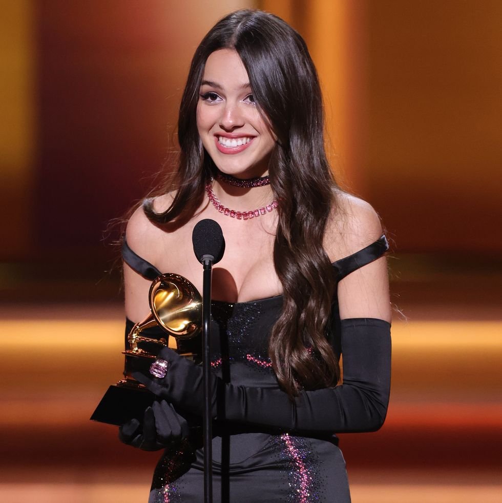 MRMAK_POET's tweet photo. Only Female Artist in 2020s to have multiple #1s in a Year 

Hot 100

2020:
Ariana Grande: 3
Taylor Swift: 2

2021:
Olivia Rodrigo: 2
 
2023: 
Taylor Swift: 3

2024: 
Ariana Grande: 2

2026:
Taylor Swift: 3*

Global 200

2023: 
Taylor Swift: 3

2024: 
Ariana Grande: 2

2026: 
Taylor Swift: 2*

Billboard 200:

2020: 
Taylor Swift: 2

2021:
Taylor Swift: 3

2023:
Taylor Swift: 3

2024: 
Taylor Swift: 2