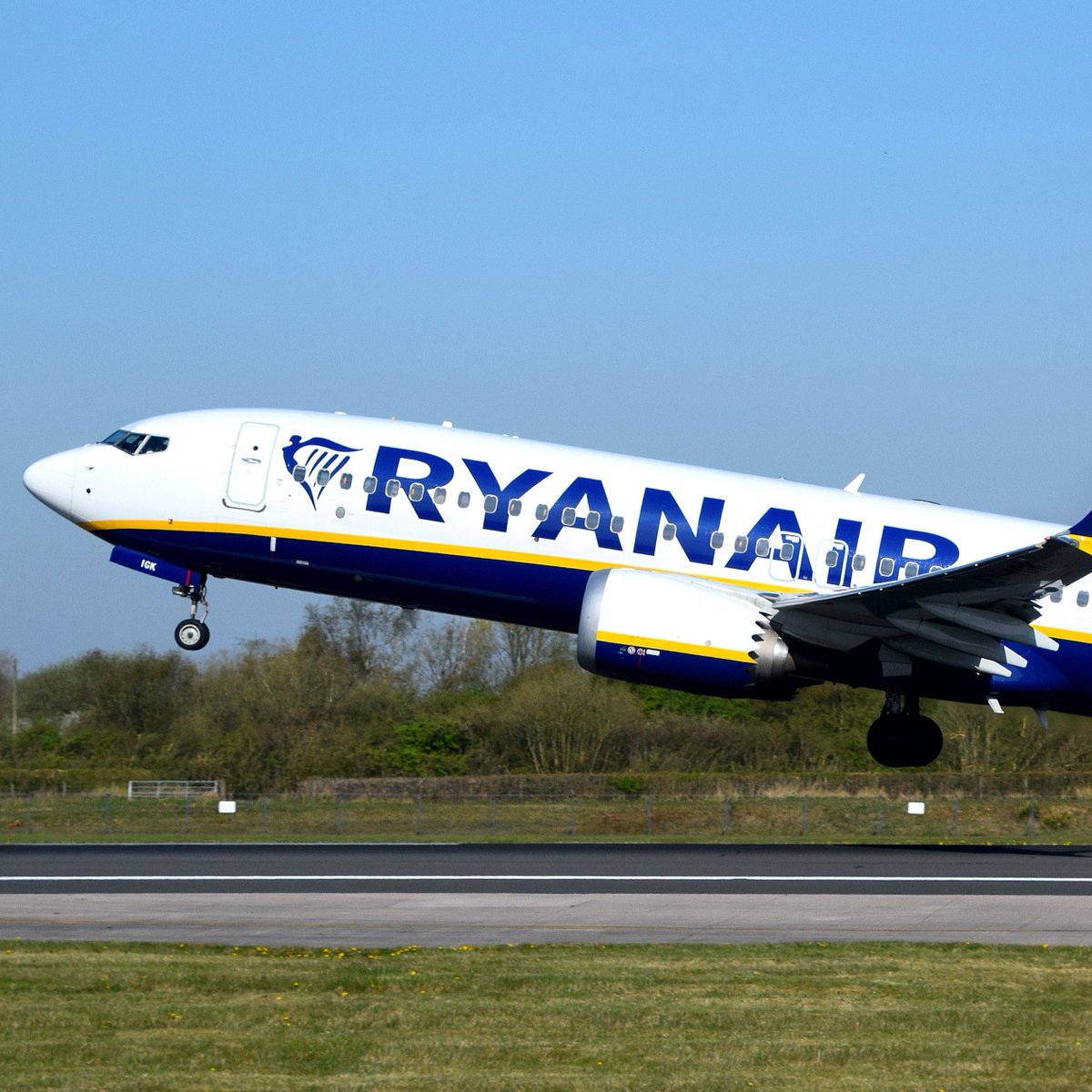 pusholder's tweet photo. İngiltere Rekabet ve Piyasalar Kurumu, ebeveynlerin çocuklarıyla yan yana oturmak için ücret ödemek zorunda kaldığı gerekçesiyle Ryanair hakkında soruşturma başlattı. https://t.co/gB7s3fina2
