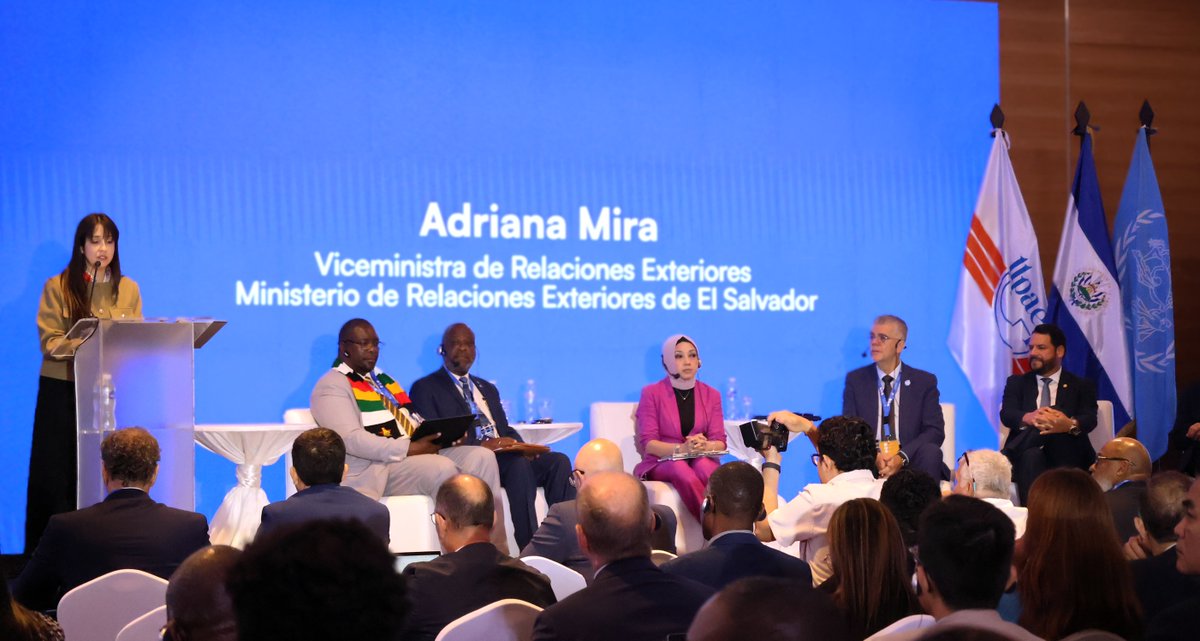 AdrianaMiraSV's tweet photo. El Salvador fue sede del "Foro Global Correo-Aduana, Seguridad y Negocios", organizado por @UPU_UN y @Union_UPAEP, @frankcast.🌐

Más de 140 autoridades de Correos y Aduanas, de 65 países, intercambiaron experiencias, fortalecieron alianzas e impulsaron soluciones para el sector. https://t.co/7QrLwyfUmO