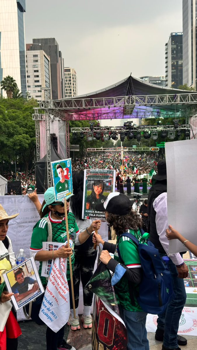 sopitas's tweet photo. Las dos realidades de México en un mismo día. 🏟️🪧 Mientras el Estadio Azteca vibraba con la fiesta de la inauguración, colectivos de madres buscadoras se manifestaron para recordar que "el mundo está viendo" y que la crisis humanitaria no se olvida con un balón. https://t.co/KfhZUBR1Sj