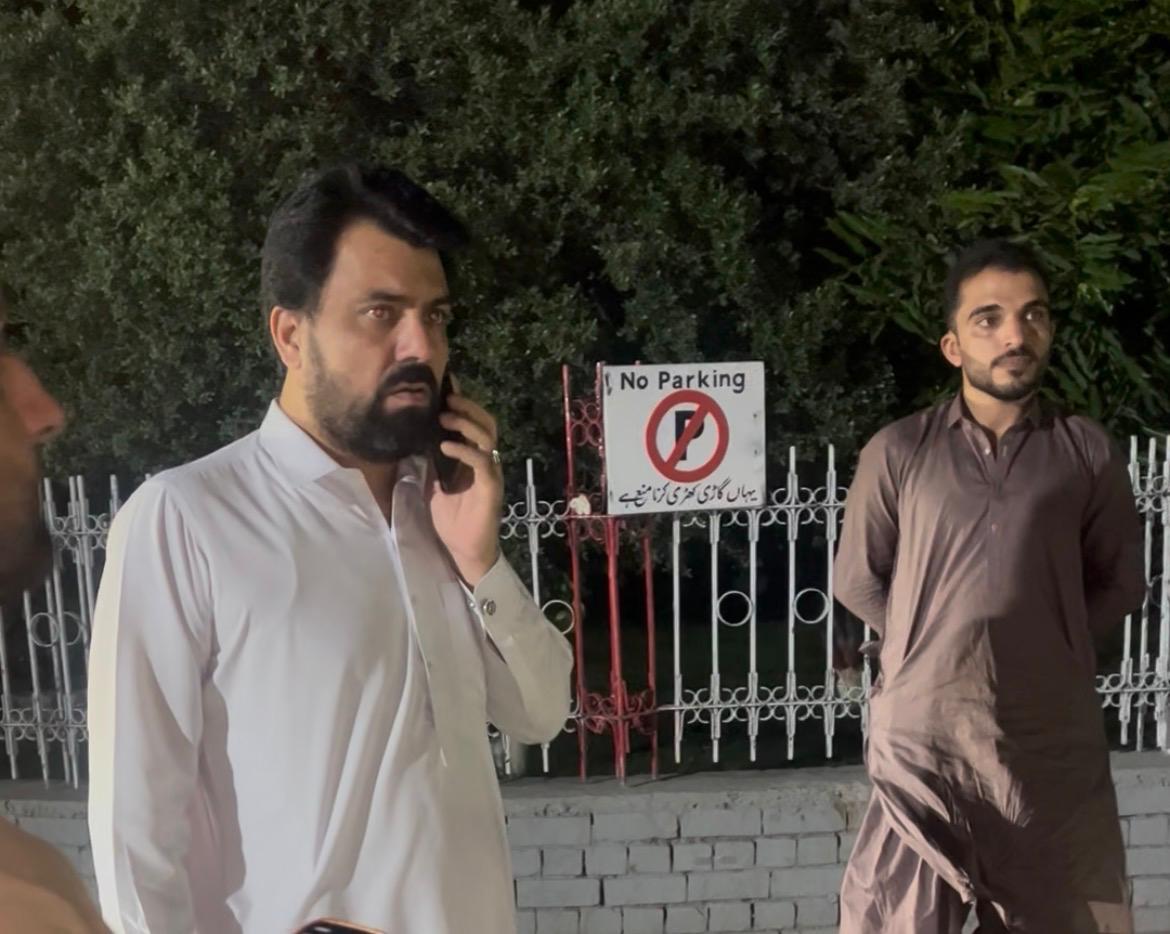 VackyPrince's tweet photo. "وفاداری نعروں سے نہیں، عمل سے ثابت ہوتی ہے۔ شاہد خٹک صاحب نے خان صاحب کی رہائی کے لیے بھرپور جدوجہد کی، ملاقات کی کوشش کی، اور خبر ملتے ہی ہسپتال پہنچ گئے۔ ایسے مخلص ساتھی ہر قائد کا سرمایہ ہوتے ہیں۔"
We are proud of you our MNA
#imrankhan https://t.co/wYq2EqICct