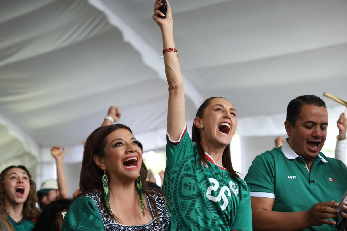 revistapolemon's tweet photo. ⚽️ Mientras la élite del MCPRIAN presumió en redes sus lugares privilegiados en el Estadio Azteca —con boletos que costaron hasta 120 mil pesos—, la presidenta @Claudiashein cumplió su palabra y vio la inauguración del Mundial 2026 junto al pueblo, en una pantalla instalada en el Deportivo Hermanos Galeana, en Gustavo A. Madero👇