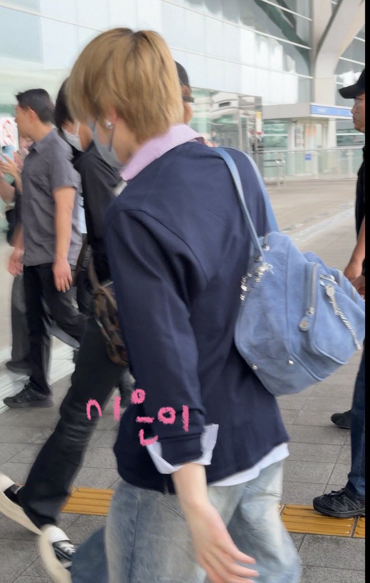 fujinagasi's tweet photo. 260612 ICN 출국 #사쿠야 #SAKUYA 

사쿠야 키링 또 졸업함… ㅠㅠ 가방 바뀜 https://t.co/O48gsmroOL