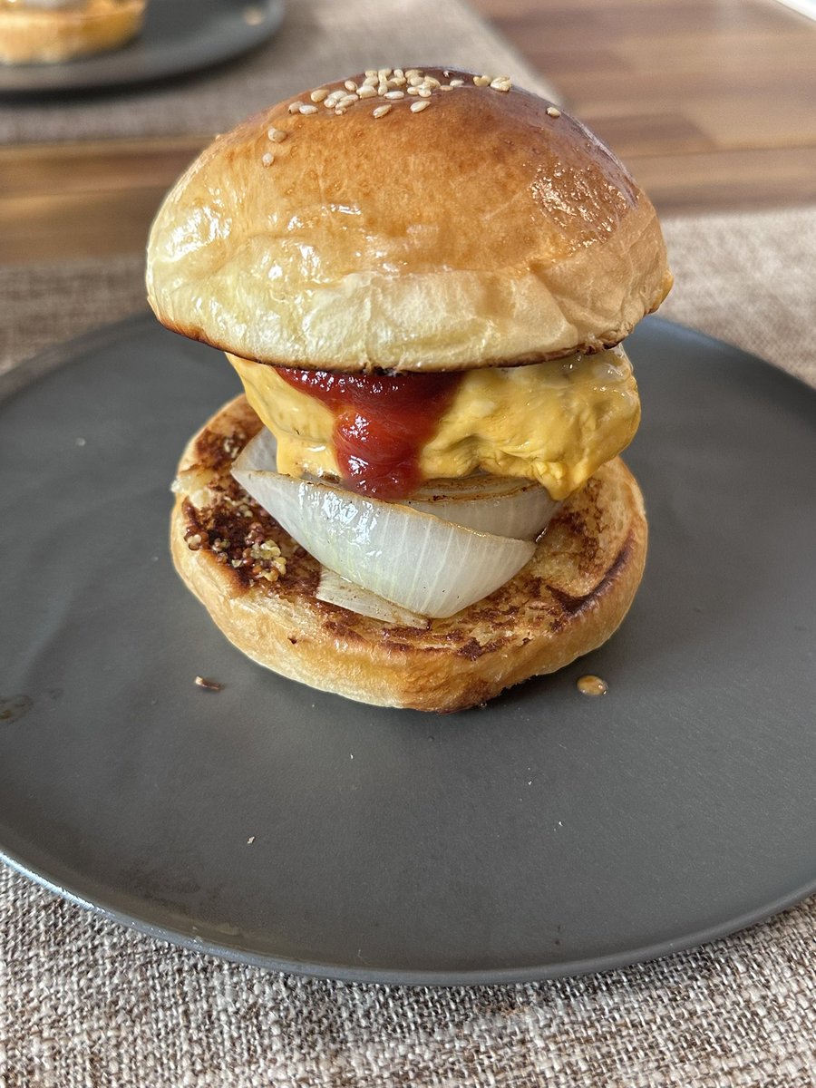 RYOURIHIGEMOAI8's tweet photo. そして朝バーガーへ
なんかオムライスみたいな見た目になったけどチェダーチーズバーガーです🍔
#髭モア飯 https://t.co/6jYu6UKq6V