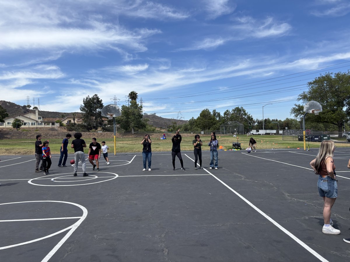Dunphy1John's tweet photo. @dunphy1john and Mrs. Walvatne @designlearninga liking Field Day with @cvusd_vlp @jaelementary ⁦@CajonValleyUSD⁩ https://t.co/E9iopCmpYX
