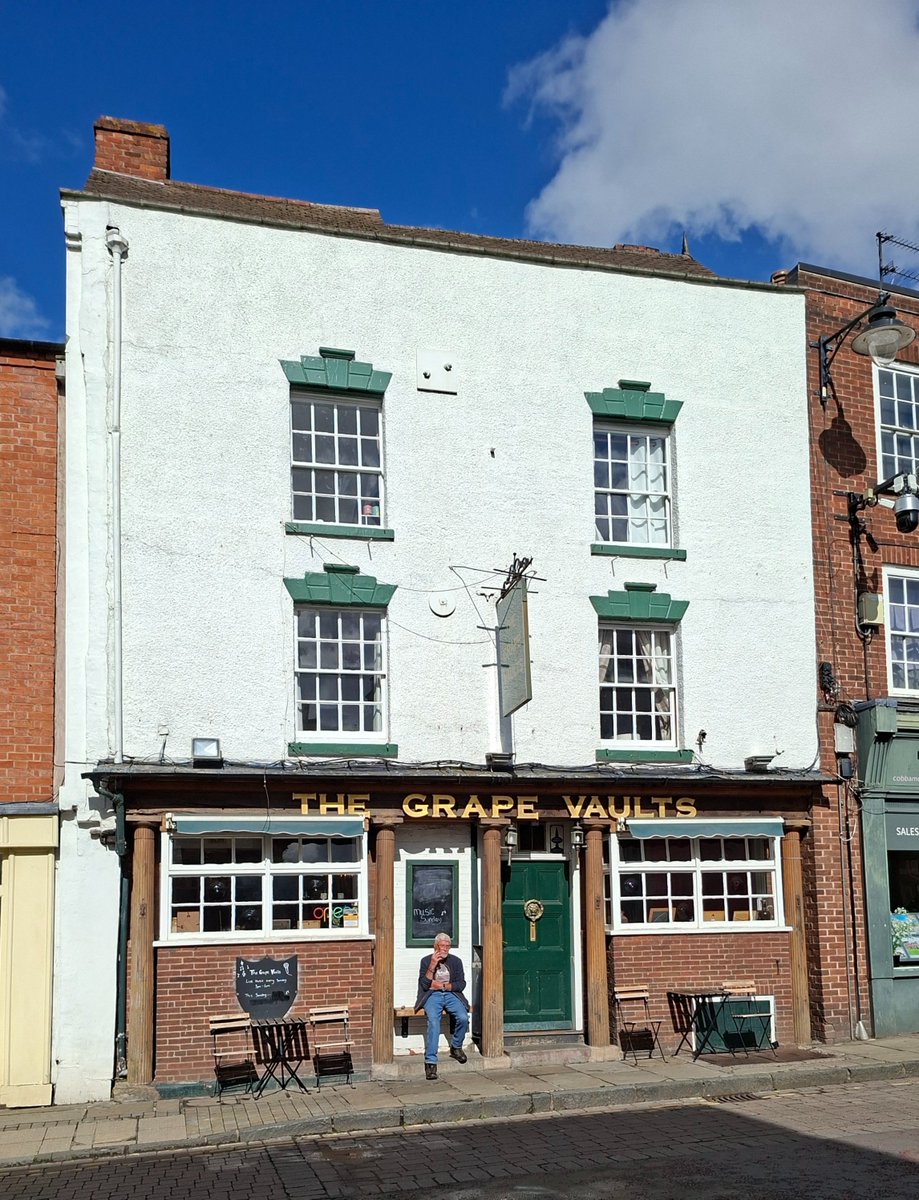 BeardyHowse's tweet photo. Older than it looks: the Grape Vaults, 4 Broad Street, Leominster, an 18th-century exterior over a 17th-century core, with timbers visible inside. Listed Grade II. https://t.co/ZWcxTXvQ6B