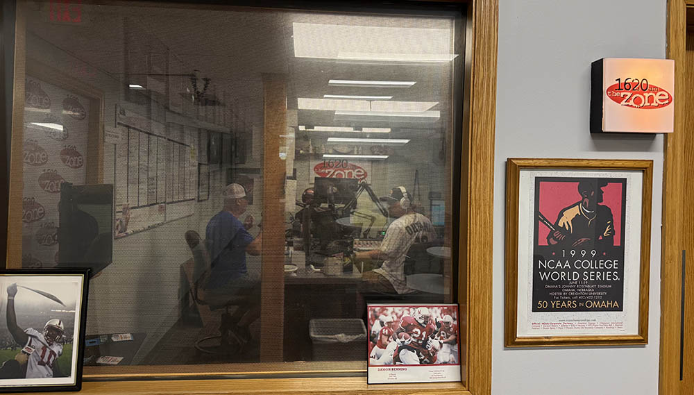 Stitch_Head's tweet photo. A pair of shout-outs for College World Series Eve:
1- Thanks to @joshtweeterson &amp; the boys at @1620TheZone for having me in-studio to talk CWS. (Loved the listeners comments)
2- @piv88000673 at Stadium View Sportscards for selling me the 1984 &amp; 1985 CWS programs.
@USC1620 https://t.co/XFD4T95BfD