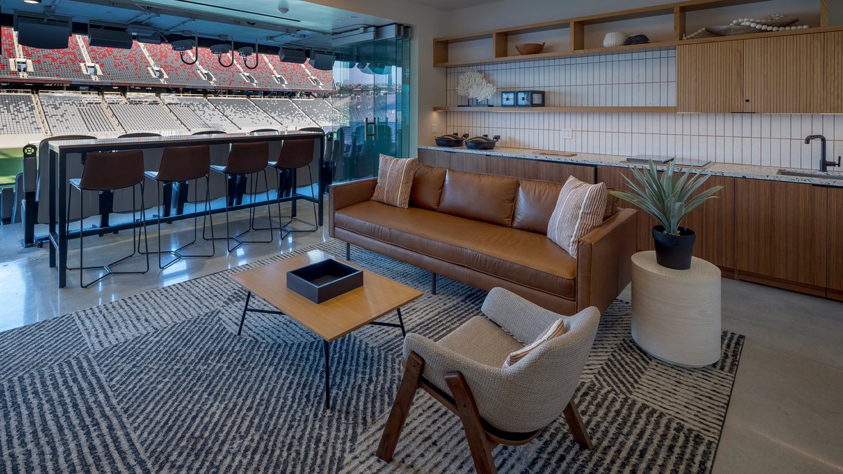 SnapdragonStdm's tweet photo. Get the full stadium experience with @Snapdragon Stadium Tours 🏟️

Join us for a unique behind-the-scenes look at our history, explore our premium spaces, &amp; discover unique hidden gems throughout the stadium!

Book your spot today ➡️ https://t.co/YpZPcb1EnZ https://t.co/n7K5UrdFwK