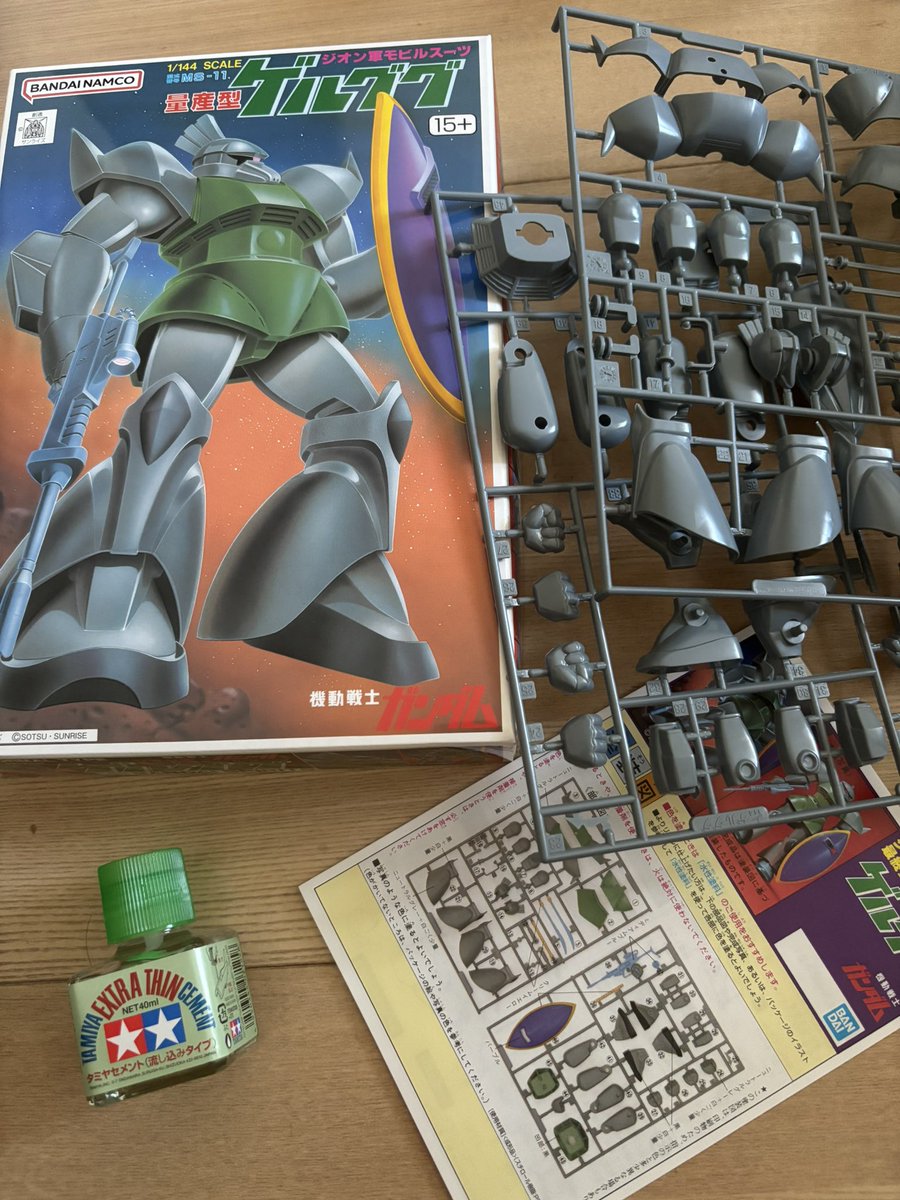 37chappy's tweet photo. 初めて作るファーストガンダム、最初のガンプラ。初塗装にチャレンジしました。どうせならとガトー専用ゲルググにアレンジ💕仮仕上げにツヤ消しスプレーを吹いてたら
太陽がゲルググのヒート薙刀の形に😆びっくり
接着剤、大変だったけど楽しかった
#初めてのガンプラ
#ガトー専用ゲルググ
#作ってみた https://t.co/riM3KacFre