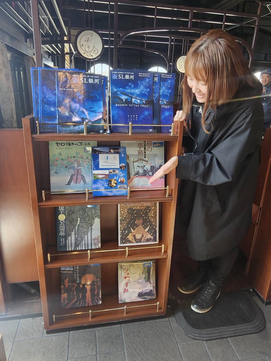 naginote_tokyo's tweet photo. 「岩手のイベント来てないじゃん」とつっこまれそうですが、SL銀河本、岩手は花巻と遠野で常時お取り扱いいただいております☺💕そして、県内の公共図書館とSL検修庫でご覧いただけます📘✨
https://t.co/rqzrB3enXq https://t.co/9xHTsqhhLF