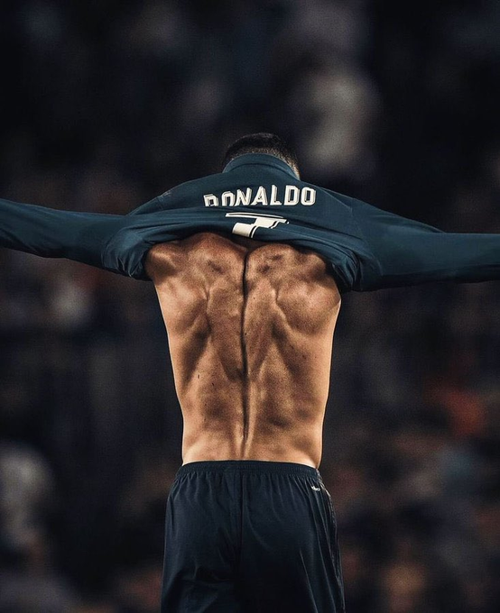Cr7stianismo_'s tweet photo. En su gol contra el Barça, la espalda de Cristiano Ronaldo formó perfectamente una CABRA🐐 https://t.co/5izSSUv9Gl