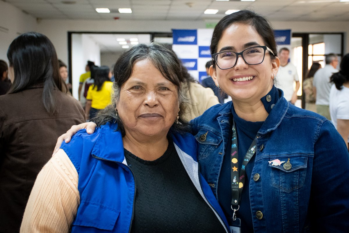 EcuadorMAE's tweet photo. 📍[COMPROMISO Y SOSTENIBILIDAD]

✅Hoy, se desarrolló el lanzamiento de la campaña interna de reciclaje "Pequeñas acciones, grandes cambios", iniciativa que forma parte de las actividades en conmemoración del mes del Ambiente.

Esta campaña cuenta con acompañamiento de la Red Nacional de Recicladores del Ecuador -RENAREC-, quienes entregaron de manera simbólica un recipiente para la recolección de residuos plásticos, el cual se ubica en los exteriores del edificio de este Ministerio.

La iniciativa incluye capacitaciones al personal ministerial sobre la importancia de las 3R: Reducir, Reutilizar y Reciclar. Así como, los procesos correctos para depositar los residuos electrónicos y las botellas plásticas, previo a la recolección de los recicladores de base.